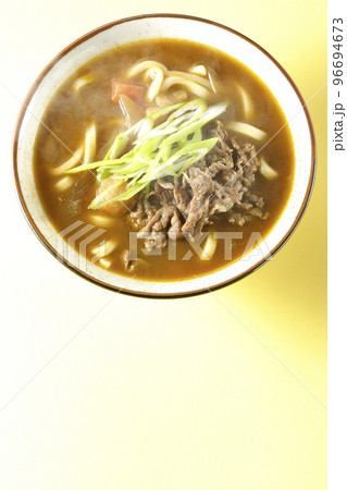 青ネギと牛肉入り熱々カレーうどんを俯瞰で撮影 96694673