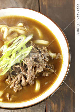 青ネギと牛肉入り熱々カレーうどんを俯瞰で撮影 96694688