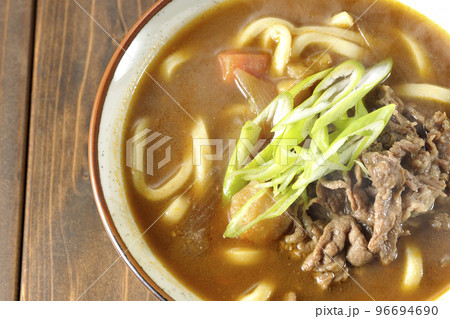 青ネギと牛肉入り熱々カレーうどんを俯瞰で撮影 青ネギと牛肉入り熱々カレーうどんを俯瞰で撮影 96694690
