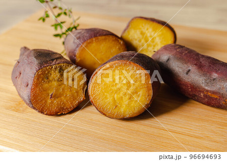 カッティングボードの上の焼き芋 96694693