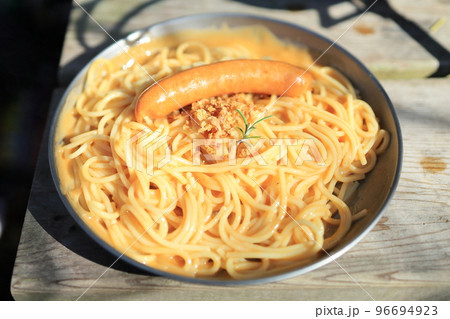 アウトドアで食べるパスタ（ロゼクリーム） 96694923