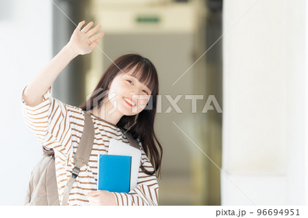 女子学生のポートレート 96694951