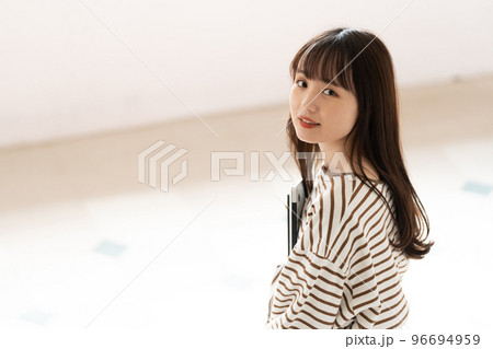 女子学生のポートレート 96694959