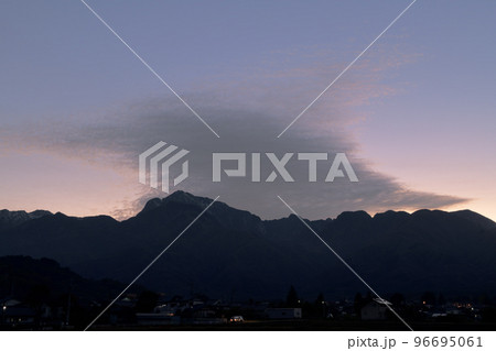 北杜市白州町、甲斐駒ケ岳の上、夕空に浮かぶ雲 北杜市白州町、甲斐駒ケ岳の上、夕空に浮かぶ雲 96695061
