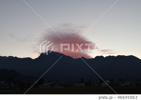 北杜市白州町、甲斐駒ケ岳に掛かる夕焼雲 北杜市白州町、甲斐駒ケ岳に掛かる夕焼雲 96695063