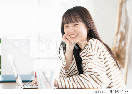 パソコンを操作する女性のポートレート 96695173