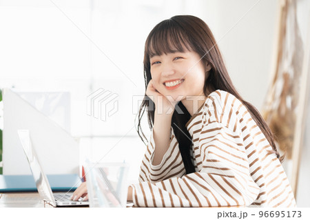 パソコンを操作する女性のポートレート パソコンを操作する女性のポートレート 96695173