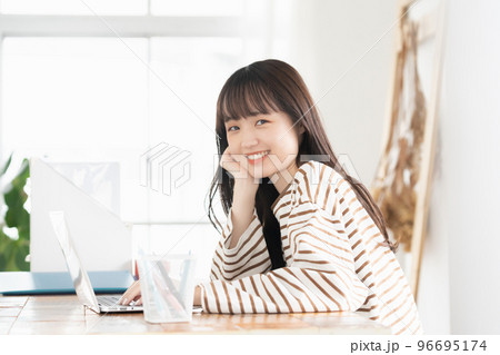 パソコンを操作する女性のポートレート パソコンを操作する女性のポートレート 96695174