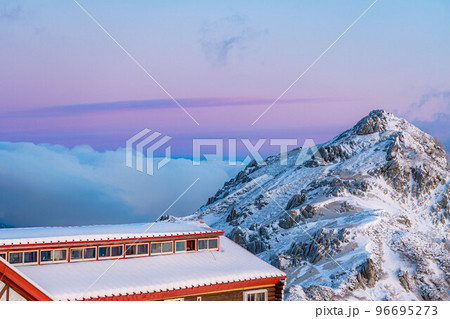 【雪山素材】初冬の燕岳・燕山荘から見える朝の風景【長野県】 【雪山素材】初冬の燕岳・燕山荘から見える朝の風景【長野県】 96695273