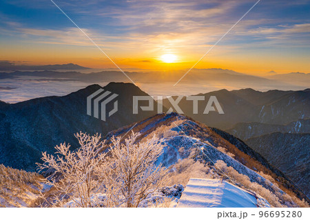 【雪山素材】初冬の燕岳・燕山荘から見える朝の風景【長野県】 96695280