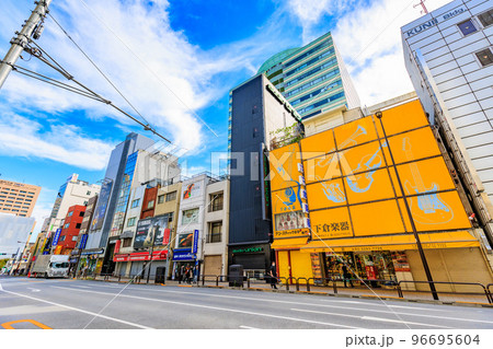 東京　千代田区　神田駿河台の都市風景　明大通り沿いの楽器店街 96695604
