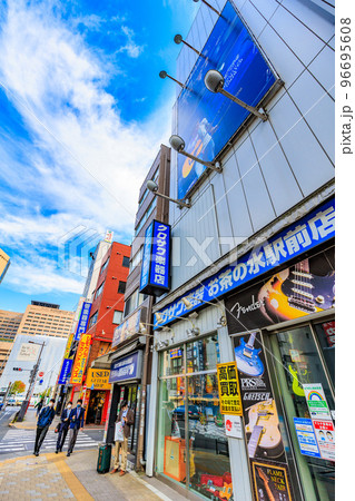 東京　千代田区　神田駿河台の都市風景　明大通り沿いの楽器店街 96695608
