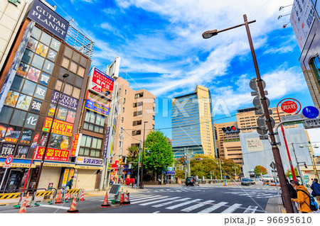 東京 千代田区 神田駿河台の都市風景 明大通り沿いの楽器店街 東京 千代田区 神田駿河台の都市風景 明大通り沿いの楽器店街 96695610