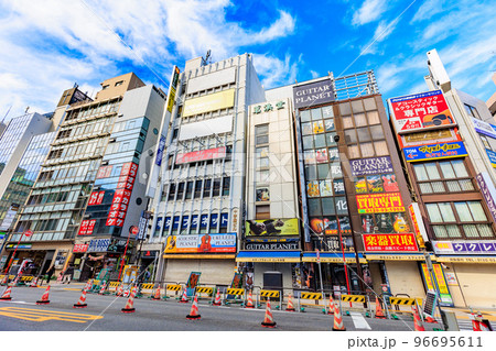 東京　千代田区　神田駿河台の都市風景　明大通り沿いの楽器店街 96695611