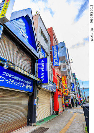 東京 千代田区 神田駿河台の都市風景 明大通り沿いの楽器店街 東京 千代田区 神田駿河台の都市風景 明大通り沿いの楽器店街 96695613