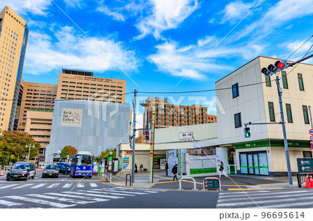 東京　千代田区　神田駿河台の都市風景　御茶ノ水駅（御茶ノ水橋口） 96695614