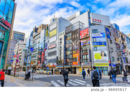 東京　千代田区　神田駿河台の都市風景　明大通り沿いの楽器店街 96695617