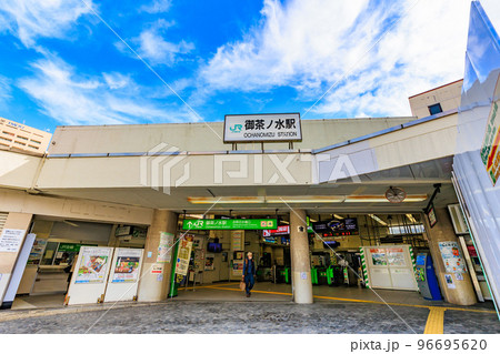 東京　千代田区　神田駿河台の都市風景　御茶ノ水駅（御茶ノ水橋口） 96695620