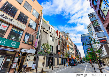 東京 千代田区 神田駿河台の都市風景 茗渓通り沿いの商店街 東京 千代田区 神田駿河台の都市風景 茗渓通り沿いの商店街 96695624