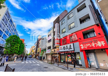 東京　千代田区　神田駿河台の都市風景　茗渓通り沿いの商店街 96695633