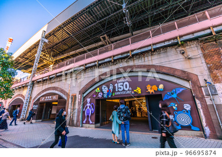 日本の東京都市景観 新橋駅(日比谷口）などを望む 96695874