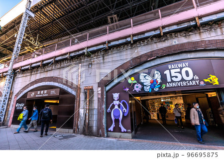 日本の東京都市景観 新橋駅(日比谷口）などを望む 96695875