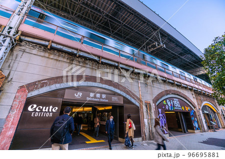 日本の東京都市景観 新橋駅(日比谷口）などを望む 96695881