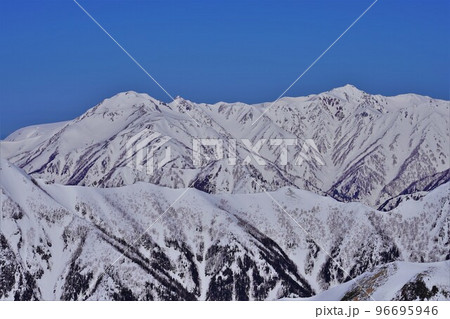 冬季常念岳山頂からの鷲羽岳・ワリモ岳・水晶岳 96695946