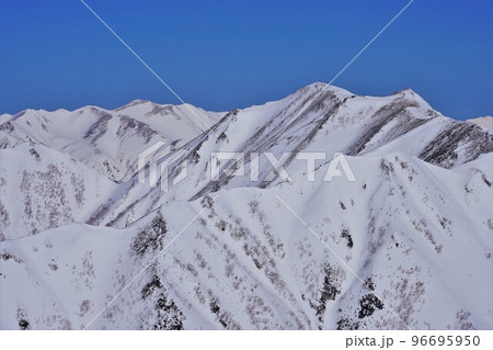 冬季常念岳山頂からの大天井岳と野口五郎岳 96695950