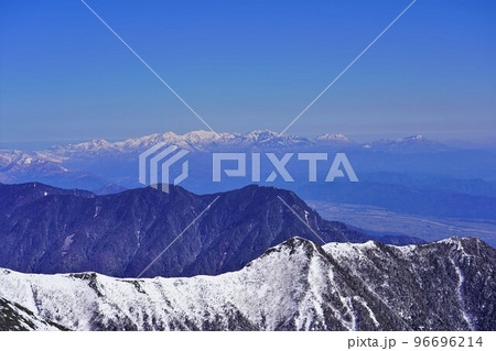 冬季常念岳山頂からの頸城山塊と北信五岳 96696214
