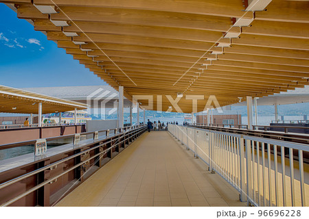 日本三景、宮島に渡るフェリーターミナル 96696228