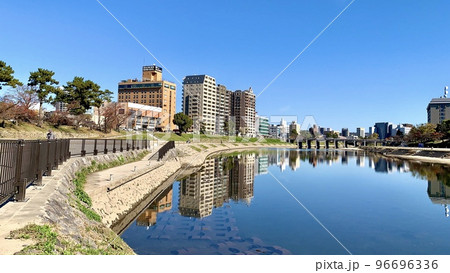 青空と街並みの水鏡〈乙川河川敷(岡崎城下船着場)/愛知県岡崎市〉 青空と街並みの水鏡〈乙川河川敷(岡崎城下船着場)/愛知県岡崎市〉 96696336