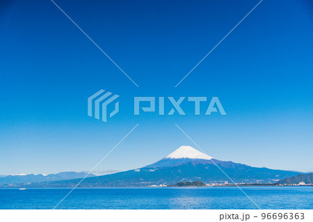 (静岡県)伊豆の海岸から見る、駿河湾越しの富士山 (静岡県)伊豆の海岸から見る、駿河湾越しの富士山 96696363