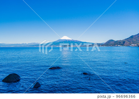 (静岡県)伊豆の海岸から見る、駿河湾越しの富士山 (静岡県)伊豆の海岸から見る、駿河湾越しの富士山 96696366