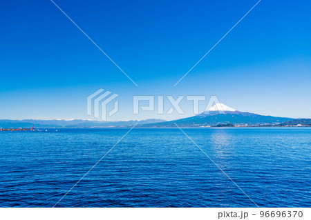 （静岡県）伊豆の海岸から見る、駿河湾越しの富士山 96696370