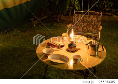 キャンプ テーブルとランタンと食器のイメージ画像 キャンプ テーブルとランタンと食器のイメージ画像 96696605