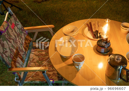 キャンプ　テーブルとランタンと食器のイメージ画像 96696607