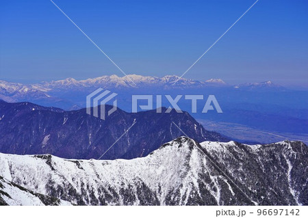 冬季常念岳山頂からの頸城山塊と北信五岳 96697142