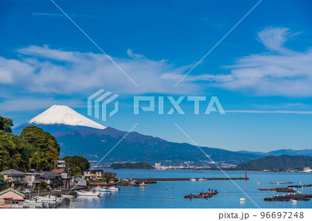 （静岡県）伊豆・木負港から望む、雪化粧した富士山 96697248