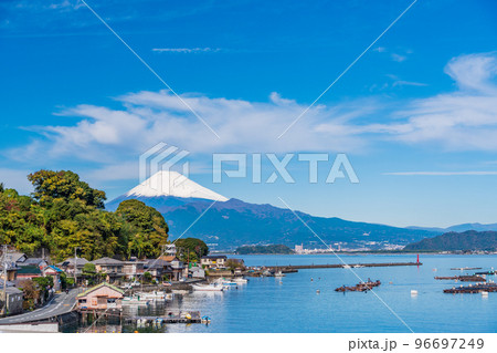（静岡県）伊豆・木負港から望む、雪化粧した富士山 96697249