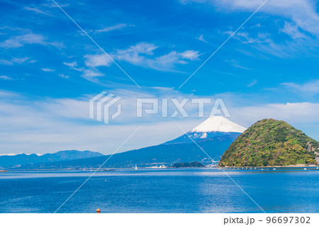 (静岡県)伊豆・内浦湾から望む、富士山 (静岡県)伊豆・内浦湾から望む、富士山 96697302
