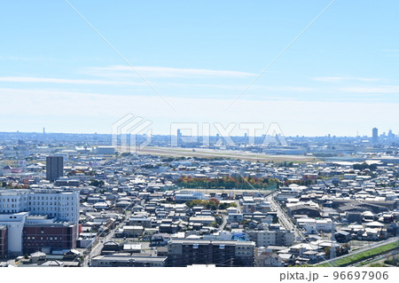 小牧山城の天守閣から見た眺望（名古屋方面）と小牧空港 96697906