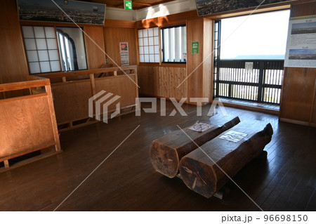 小牧山城の天守閣のベンチ 小牧山城の天守閣のベンチ 96698150