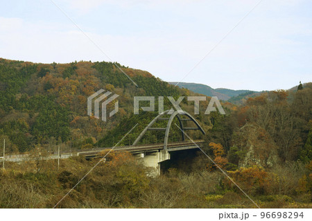 紅葉の季節の国道113号線と新小原大橋(宮城県白石市) 紅葉の季節の国道113号線と新小原大橋(宮城県白石市) 96698294