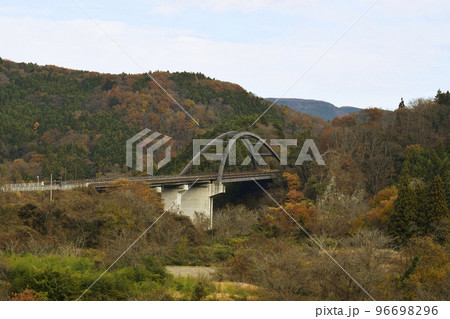 紅葉の季節の国道113号線と新小原大橋(宮城県白石市) 紅葉の季節の国道113号線と新小原大橋(宮城県白石市) 96698296