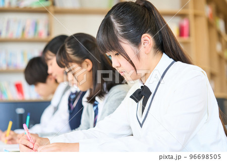 勉強する中学生　 96698505