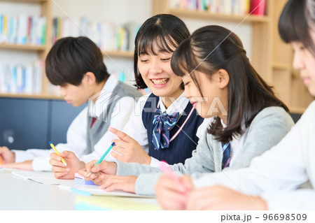 勉強する中学生　 96698509