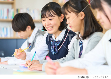 勉強する中学生　 96698512