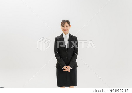 スーツ姿の女性　20代 96699215