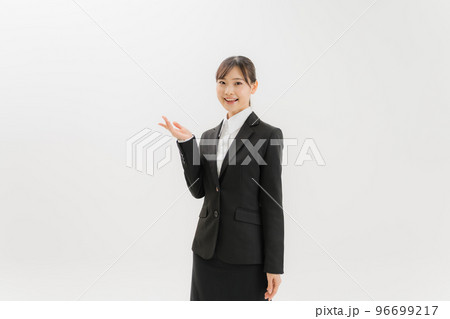 スーツ姿の女性　20代 96699217